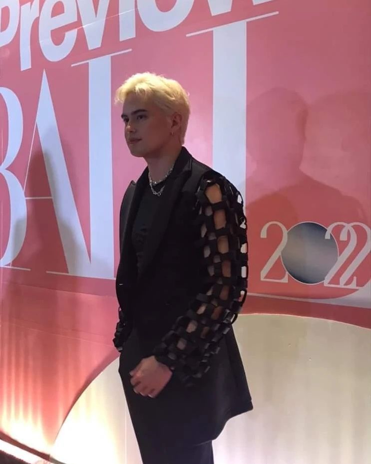 JamesReidRoyals's tweet photo. LOOK: #JamesReid looking hot with his blonde hair as he attends the #PreviewBall2022 tonight. 

©️pushalerts

JAMES REID And CARELESS 
#PreviewBall2022 https://t.co/ZdbIqsk2bk