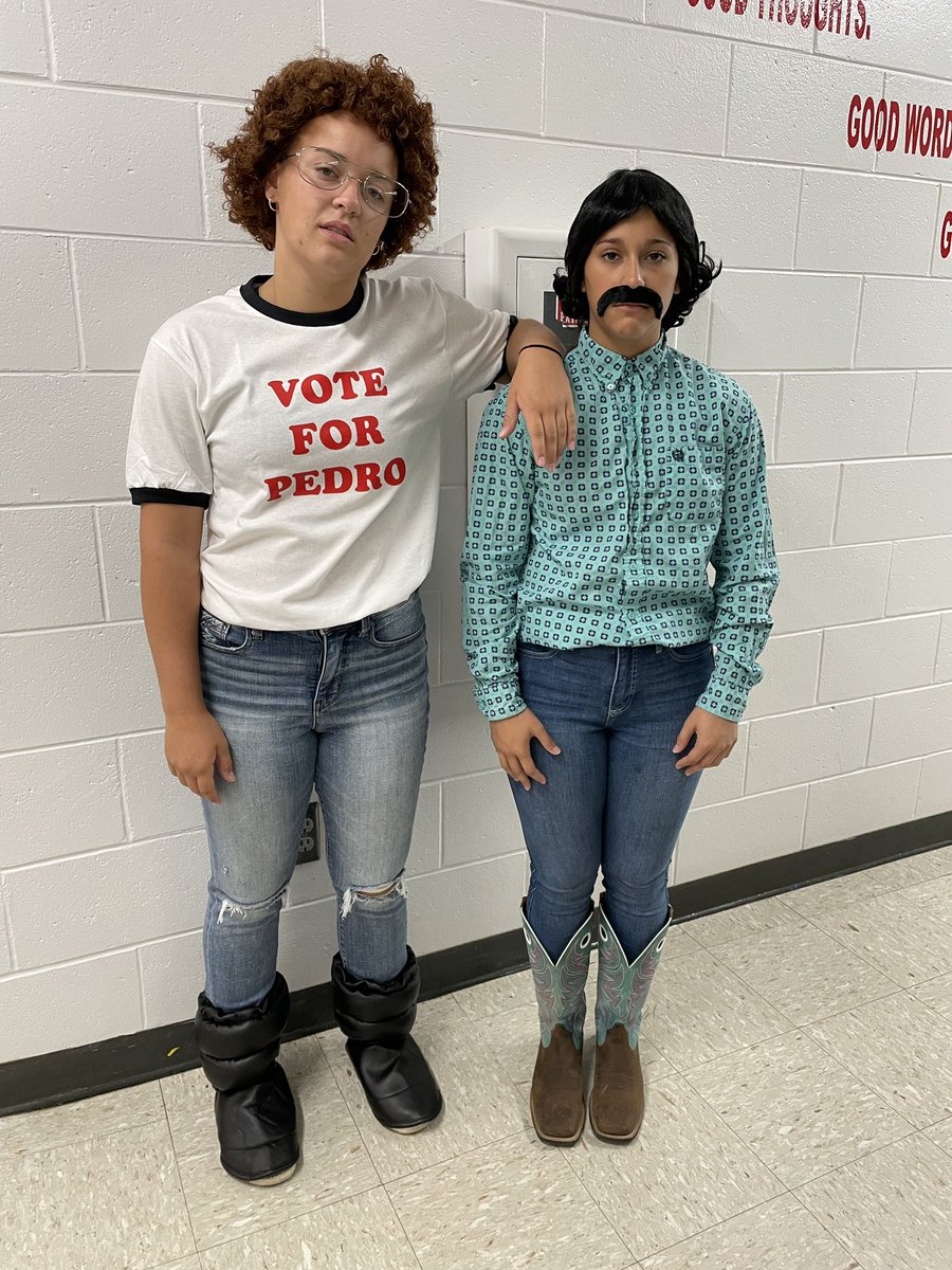 AngieRafert's tweet photo. @PHSPiratePride HoCo 2022 Napoleon &amp; Pedro…Way to go Marque &amp; Brooke…😂 https://t.co/Z30YxODibl