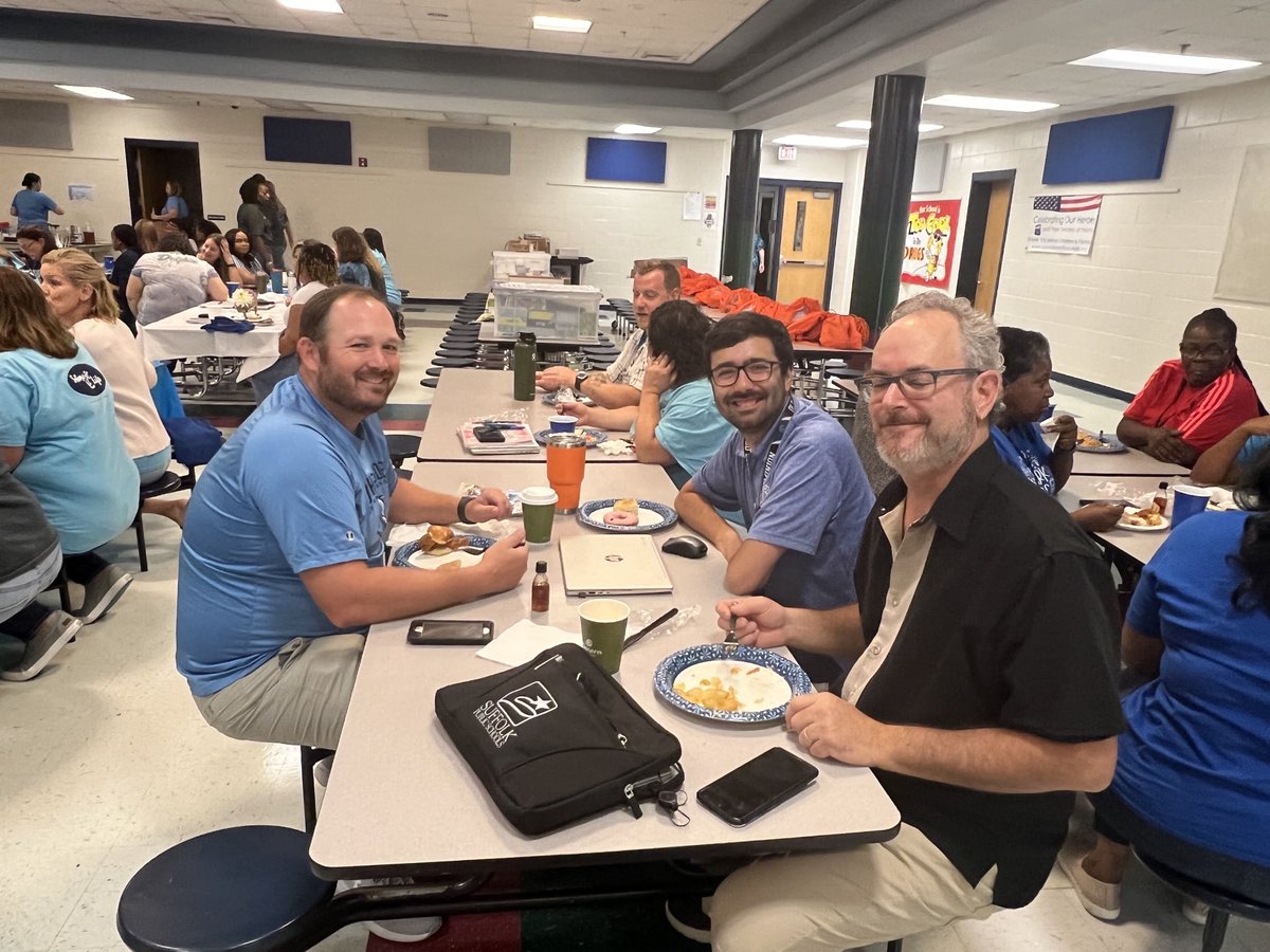 roberta_branch's tweet photo. NSES Resource (PE, Music, and Art) enjoying the amazing breakfast from our PTA! ⁦@SufVAschools⁩  ⁦@NSESPTA6701⁩ https://t.co/LTZGcjSF28