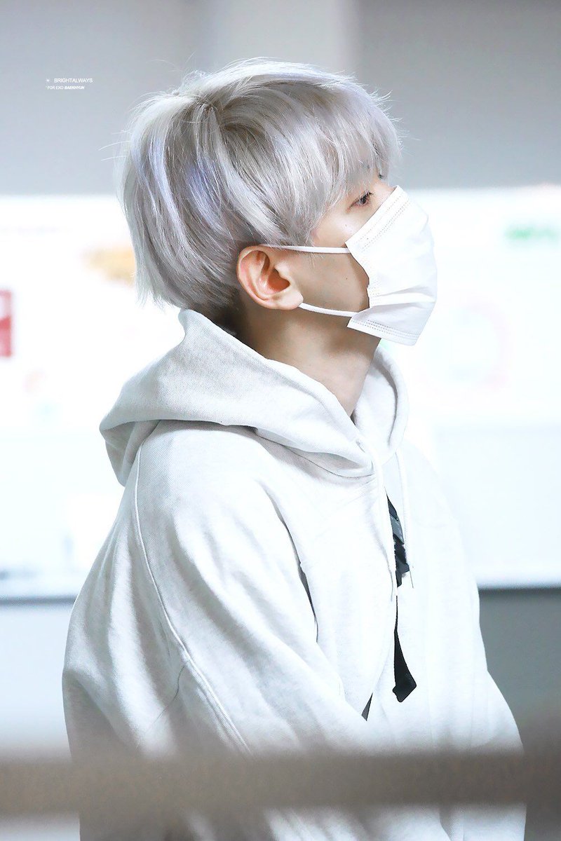 uwubyun's tweet photo. In which, Byun Baekhyun rejected Park Chanyeol'a advance because he is a part of the military armed force. https://t.co/mzCOJMV7ji