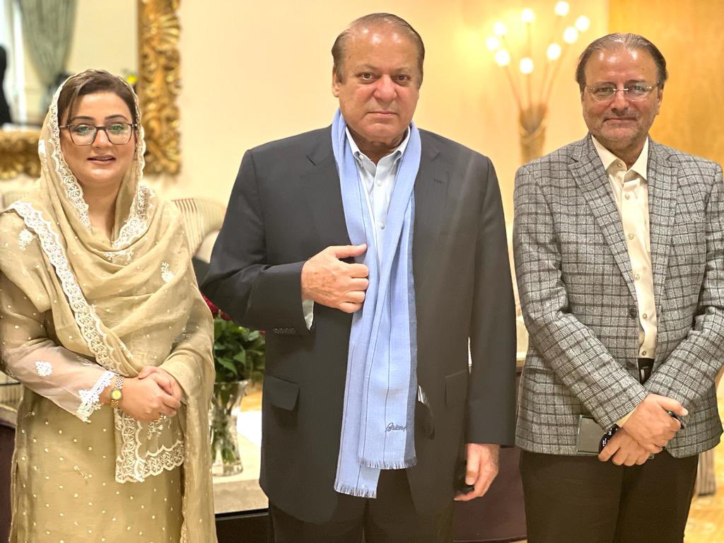 AzmaBokhariPMLN's tweet photo. آج بہت عرصے بعد پھر اپنے لیڈر سے ملنے اور پیار لینے کا موقع ملا،گو فیملی پرابلم کی وجہ سےلندن آنا ہوا لیکن اپنے قائد سے ملنے کے بعد دوبارہ تمام سیاسی اور ذاتی ٹینشن ختم ہونے کا احساس ہوا،بلاشبہ لیڈر کی موجودگی تقویت کا باعث ہوتی ہے https://t.co/OREhmvjjVL