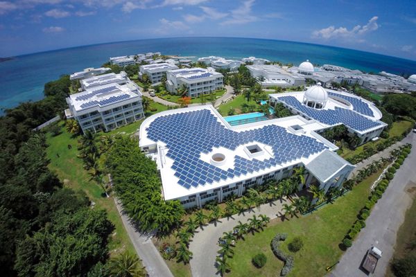 IBCSOLAR's tweet photo. Hotels sind #Gewerbe mit hohen #Energiekosten. Das Grand Palladium Resort in Jamaika kämpfte mit steigenden Energiekosten von 530.000 € pro Jahr. Die 1,6 MW #SelfConsumption #PV-Anlage von #ibcsolar ist die erste Hurrikan-sichere in der Karibik #havesun  https://t.co/2I8BWPe5z8 https://t.co/0hV1OlTNOS