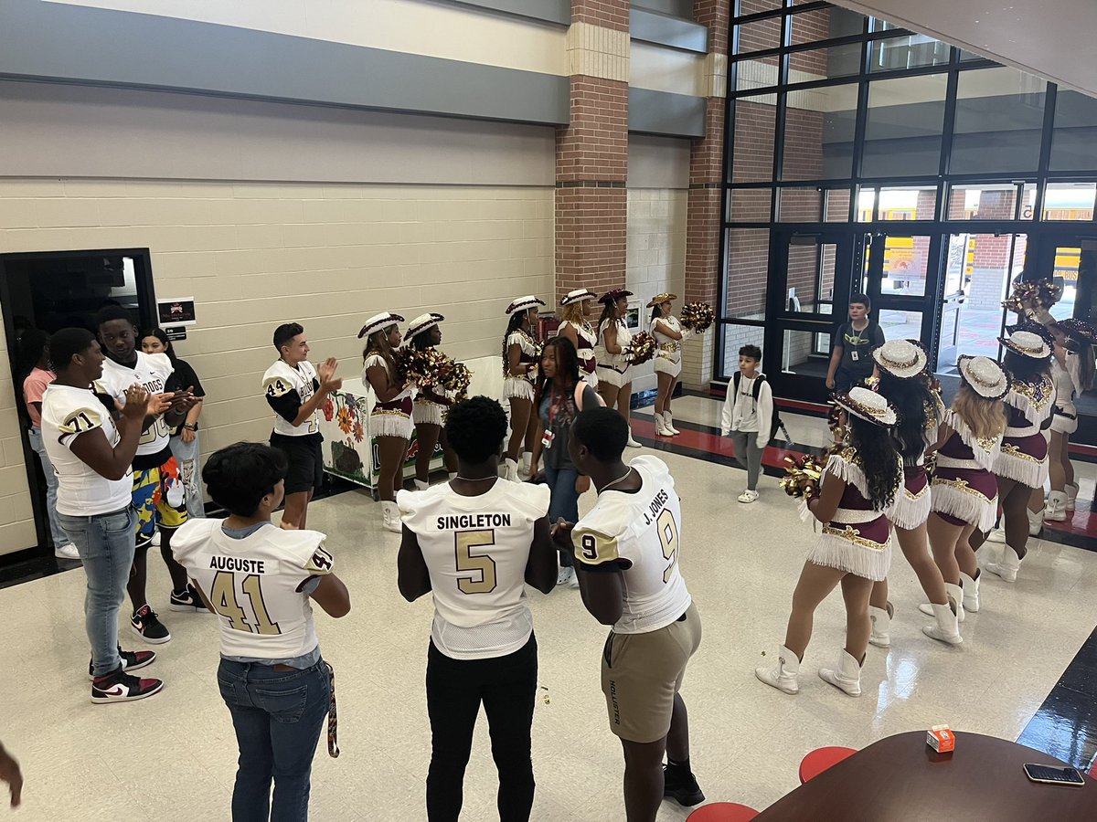 Man! <a href="/SC_BulldogFB/">Summer Creek Football</a> and <a href="/schs_starlettes/">Starlettes ✨</a> really kicked off our morning the right way! <a href="/HumbleISD_WMS/">Woodcreek Middle</a> is so ready to support <a href="/HumbleISD_SCHS/">Summer Creek High</a> this Friday at Turner!

#BeEliteWMS #RTBWMS #BeatClearFalls