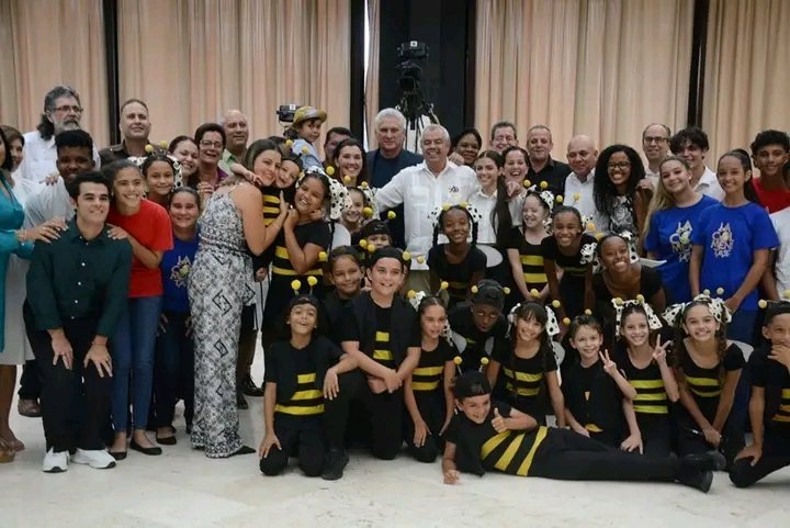 UnionArtemisa's tweet photo. "Sólo el amor
engendra la maravilla", y los colmeneros bien saben de esto. Muchas felicidades a Tin y a la @ColmenitaCuba por la "fe en el mejoramiento humano y en la utilidad de la virtud". #CubaEsCultura🐝🇨🇺 @DiazCanelB https://t.co/xfbUNvWz19