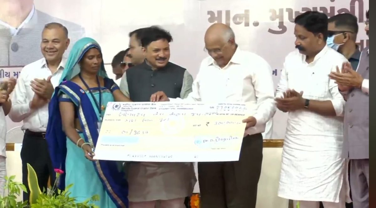 GlpcLivelihood's tweet photo. આ કાર્યક્રમમાં માન.મુખ્યમંત્રીશ્રીના હસ્તે રાષ્ટ્રીય ગ્રામિણ આજીવિકા મિશન યોજના અંતર્ગત બે સખી સંઘને રુ.૧૫ લાખના CIF પ્રમાણપત્ર તેમજ રુ.3 લાખના કેશ ક્રેડિટ ચેક્નું વિતરણ કરવામાં આવ્યુ. https://t.co/HwapKletsr