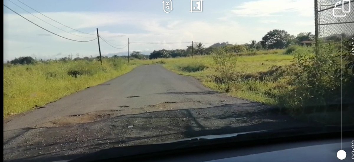Totalmente abandonados moradores de la Bda Jesús Nazareno. Las calles destruida x la compañía MECO y el MOP igual NO EXISTE. En varias ocaciones se ha hecho el llamado al gobierno  para reparar estas calles. Después nos quejamos x los cierres. Donde están los repre  y diputados