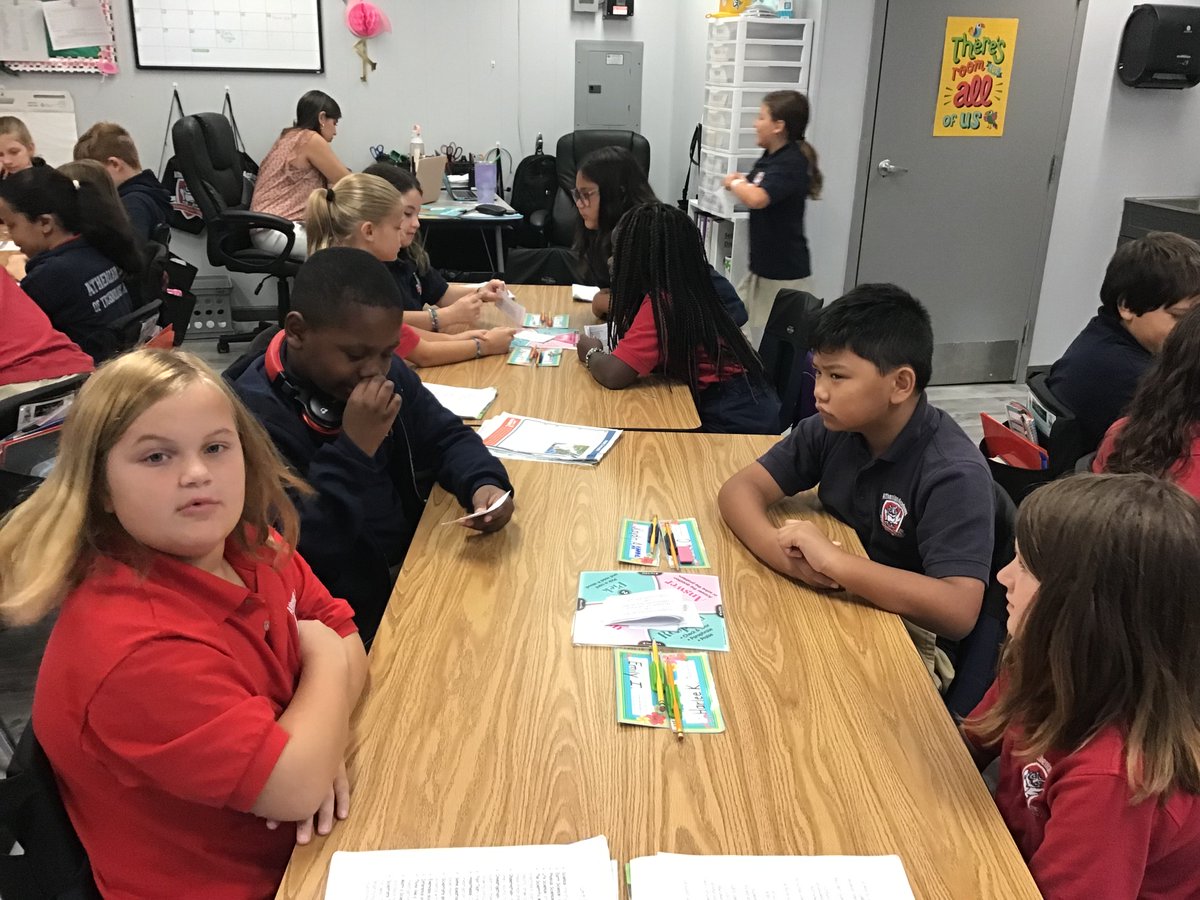 AAOTAS's tweet photo. 4th grade doing Fan and Pick to review for science @KaganOnline #kagancooperativelearning #kaganmodelschool #fannpick https://t.co/HOaEDsYxAW