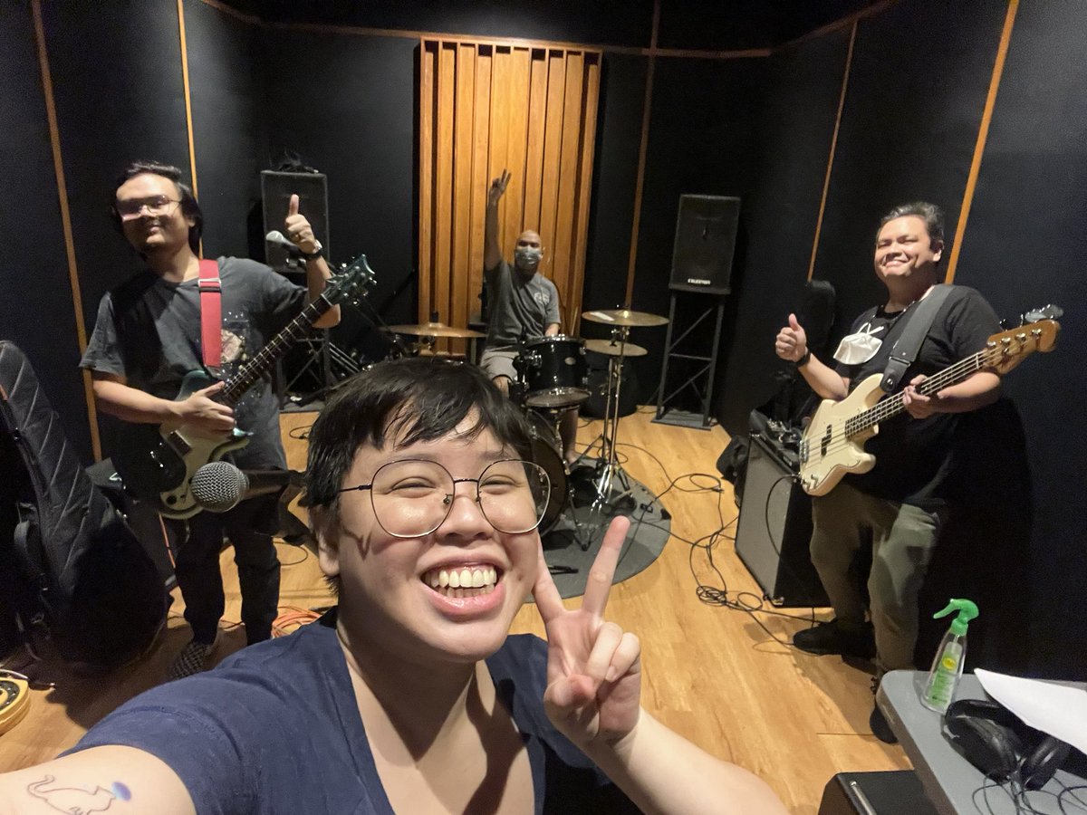 mayasanklet's tweet photo. Punta ka bukas sa @Mows_Bar 

Last band kami. 10:30 tugtog namin tapos loooooooong set. Pramis di ka mabibigo https://t.co/qEe2eDWIGv