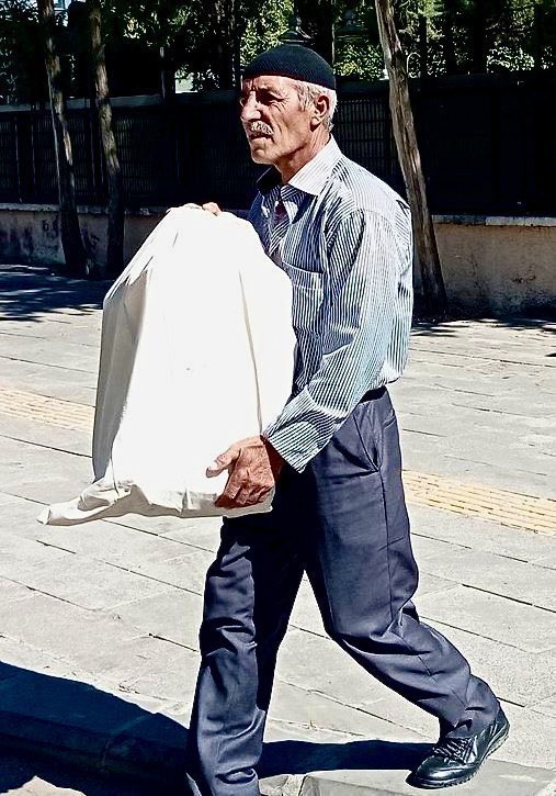 Babası, bebesini kucağına almış kemikleri sızlıyor… Ya Vicdanlar!