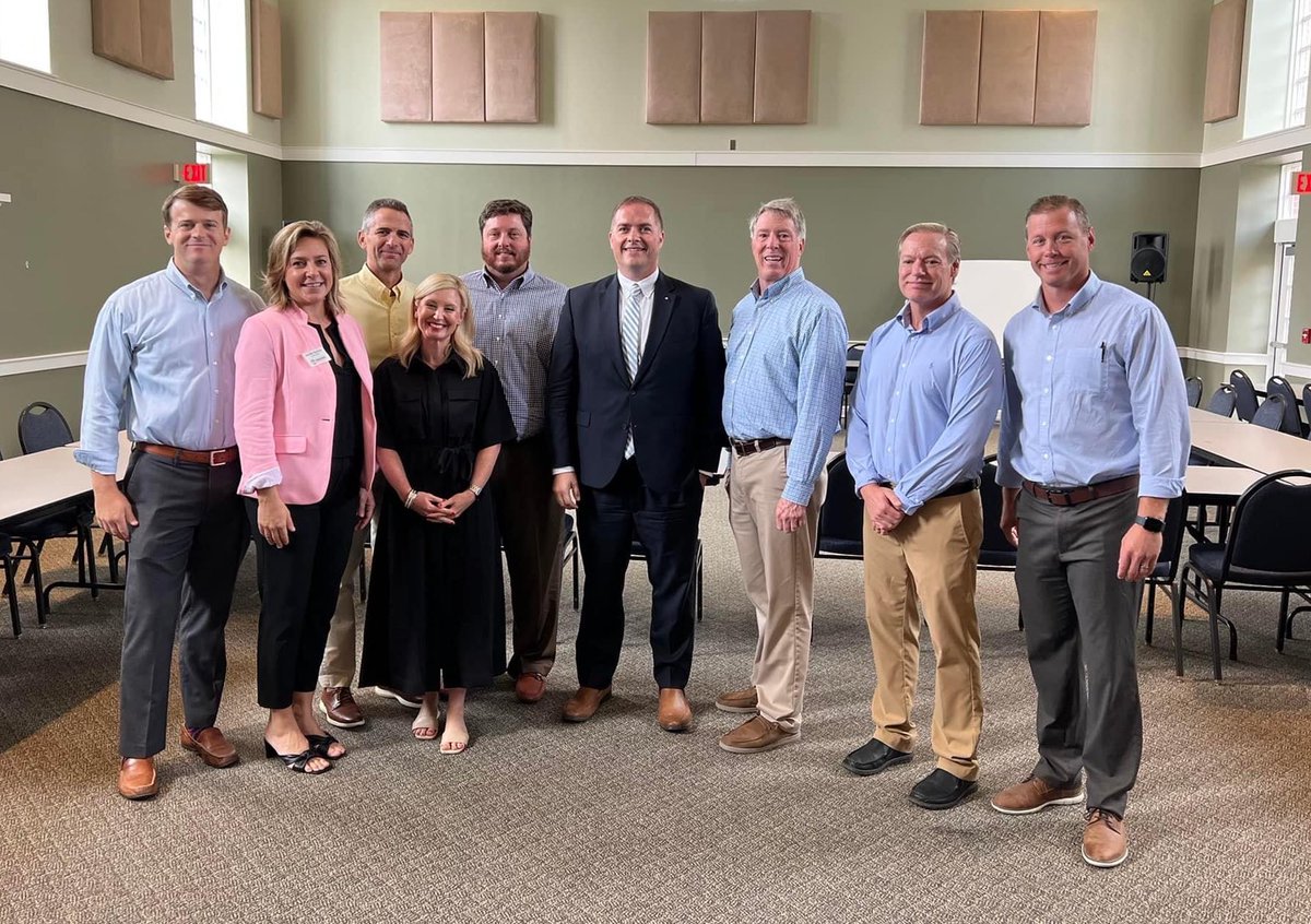 wkdowney's tweet photo. Great Western KY advocacy visits w local officials, county governments, and economic developers. Fortunate to join @KBT4AllModes, @rachelbayens &amp; other transportation leaders in KY. Discussed importance of @RJCormanRR and the role of freight railroads in our Commonwealth! 🚂 #KBT https://t.co/xf8aawd68j