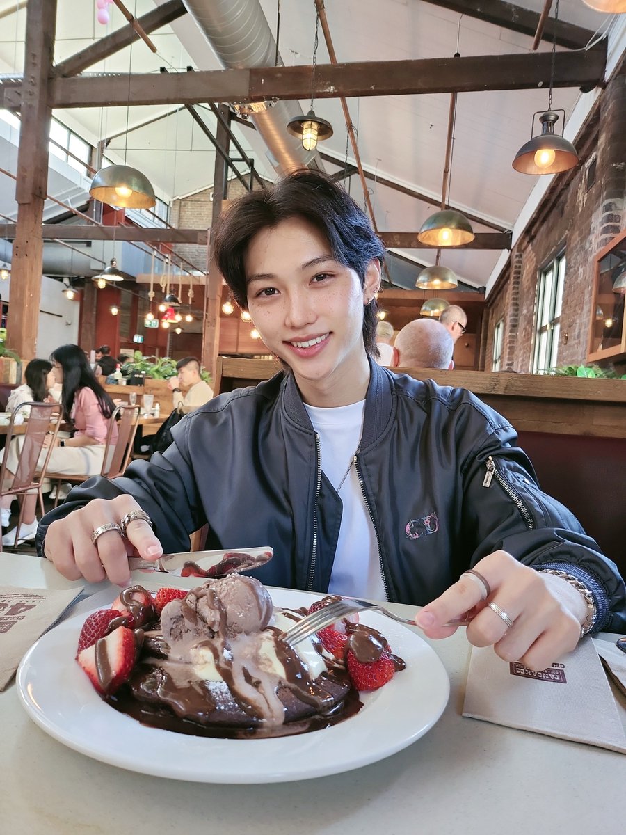 먹고싶었던 핫케이크 5년만에 먹으러 갔다구 사진 보내줬어!♡