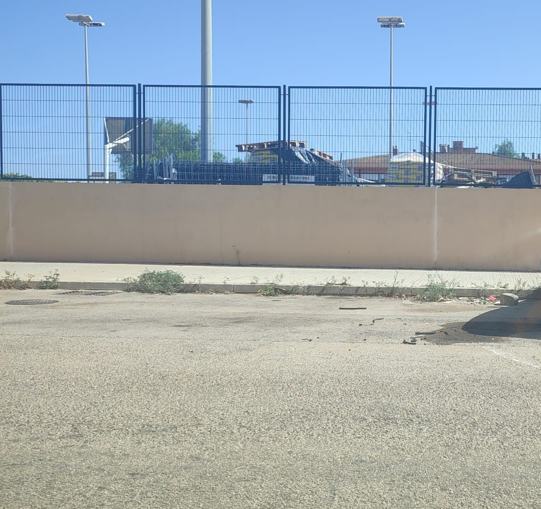 DavidDiezH's tweet photo. Gairebé un any després retiren el cadàver urbà 🚘 del col·legi de #SonOliva almenys batle @hila que a força de pressionar l'han llevat abans del començament del curs! https://t.co/Nh41o3pobK