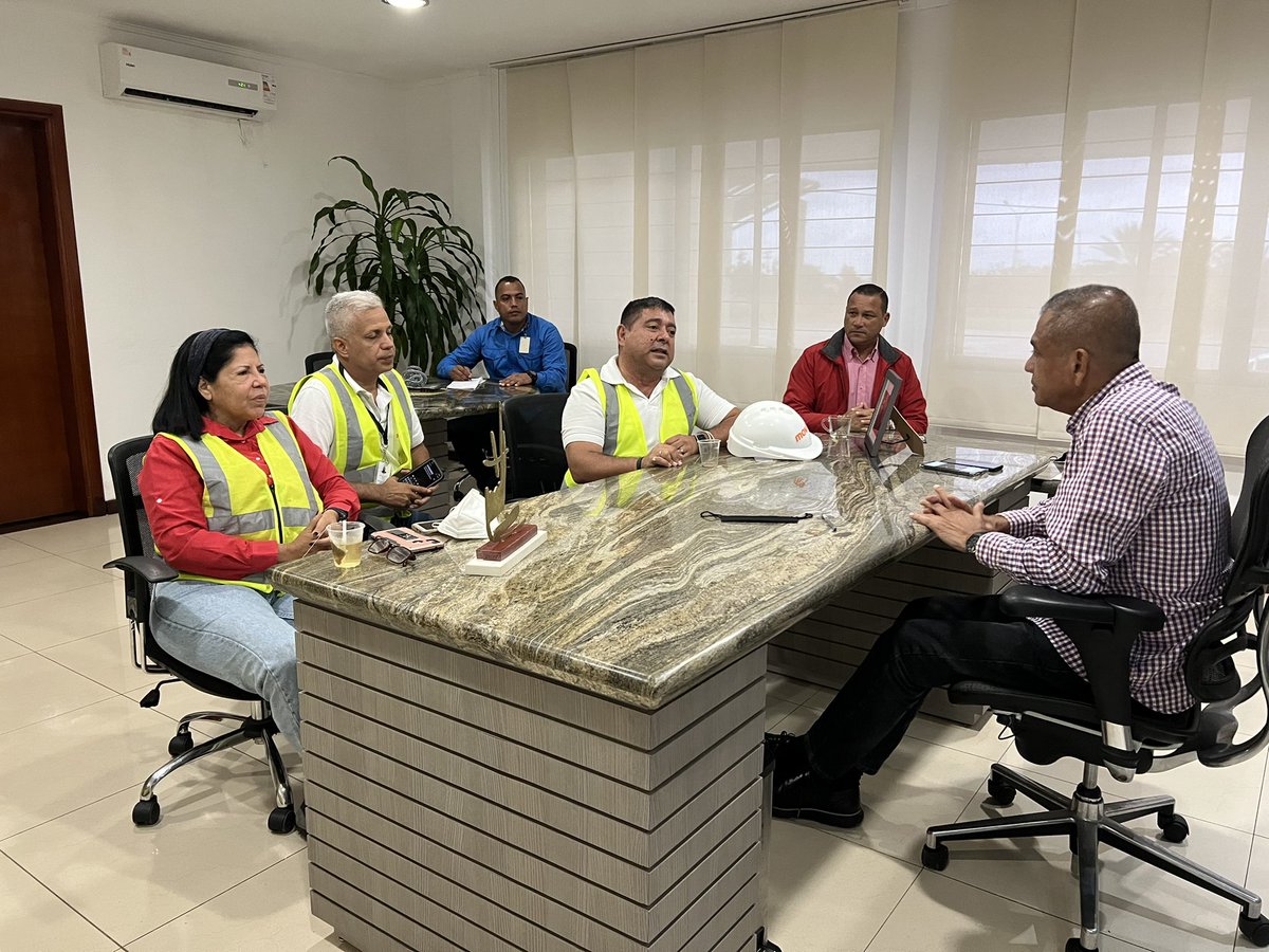 amarcanopsuv's tweet photo. Por instrucción del presidente @NicolasMaduro me reuní con los hermanos de #Movilnet para que en Bolívar progresivamente vayan mejorando las condiciones de conectividad y comunicación de nuestro pueblo @delcyrodriguezv @Info_Movilnet https://t.co/pS1xuca5fw