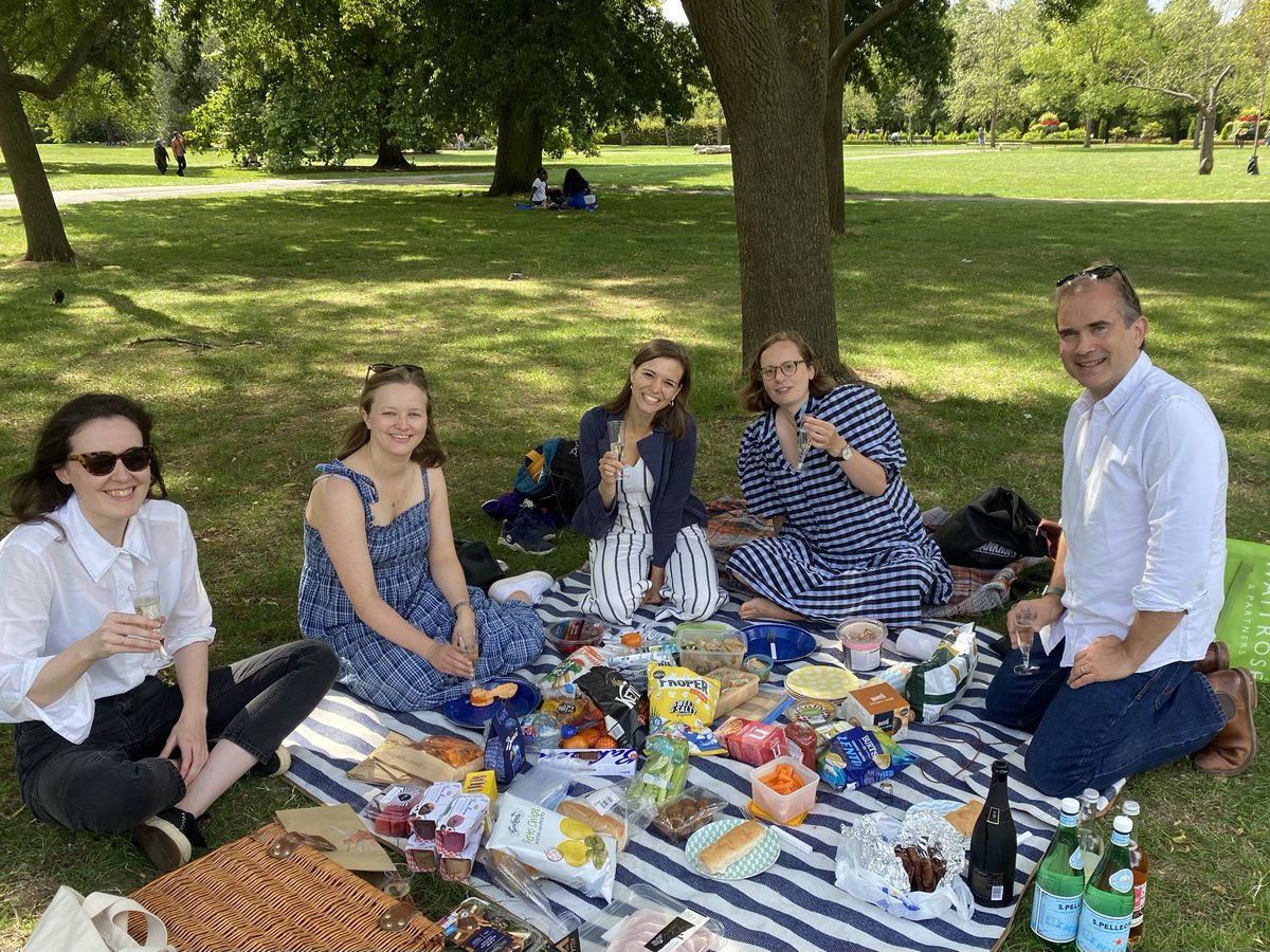 Gelironald's tweet photo. Lovely to celebrate @annagui86's visit to London w impromptu picnic with some of the GEL lab #scienceinthesummer https://t.co/m1qiwVtDNz