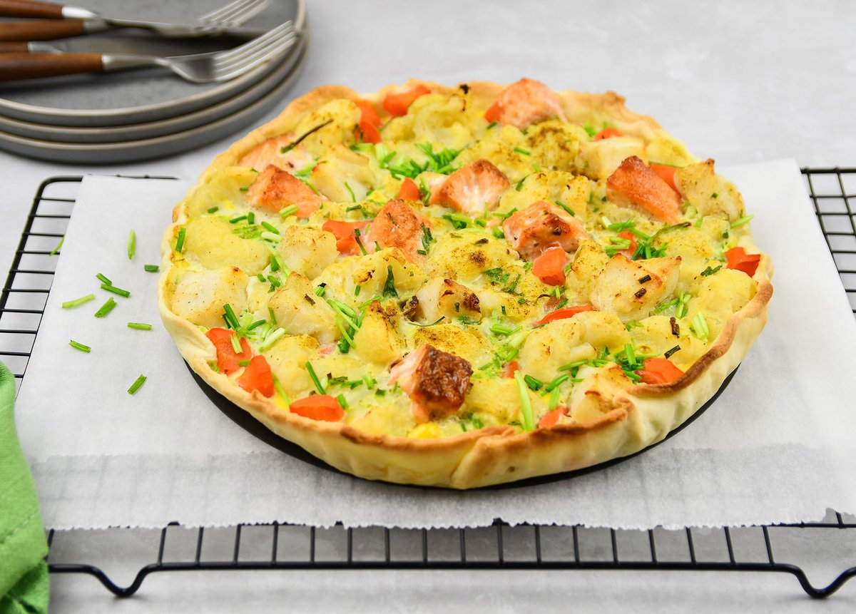 ekomenu's tweet image. 😃Onze chef Frank Fol, de Groentekok® heeft een geweldige bloemkool quiche met gemengde vis en dille voor ons ontwikkeld. Heerlijk op warme dagen, bij de BBQ of als lunch. Wil je weten hoe je deze topper maakt? Klik op de link!
bit.ly/3crItAd