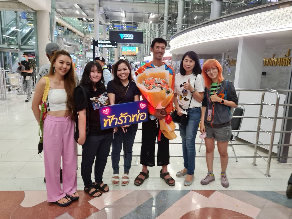 thanathorn101's tweet photo. ธนาธร - ซึง กลับไทยแล้ว! พบทีมต้อนรับสุดเซอร์ไพรส์ที่สนามบิน - ครอบครัว และแฟนคลับดักรอ ชูป้าย #ฟ้ารักพ่อ และ "my dad is superman" หลังเข้าเส้นชัยโปรแกรมวิ่งเทรล PTL-UTMB 2022 ที่ประเทศฝรั่งเศส
#ธนาธร #UTMB22 #ฟ้ารักพ่อ https://t.co/vYWNNYNEwt