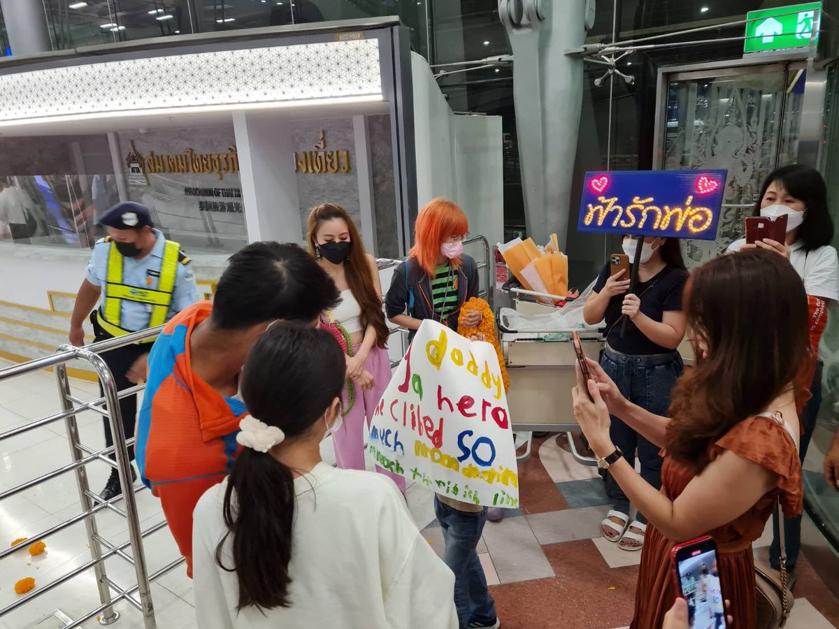 thanathorn101's tweet photo. ธนาธร - ซึง กลับไทยแล้ว! พบทีมต้อนรับสุดเซอร์ไพรส์ที่สนามบิน - ครอบครัว และแฟนคลับดักรอ ชูป้าย #ฟ้ารักพ่อ และ "my dad is superman" หลังเข้าเส้นชัยโปรแกรมวิ่งเทรล PTL-UTMB 2022 ที่ประเทศฝรั่งเศส
#ธนาธร #UTMB22 #ฟ้ารักพ่อ https://t.co/vYWNNYNEwt