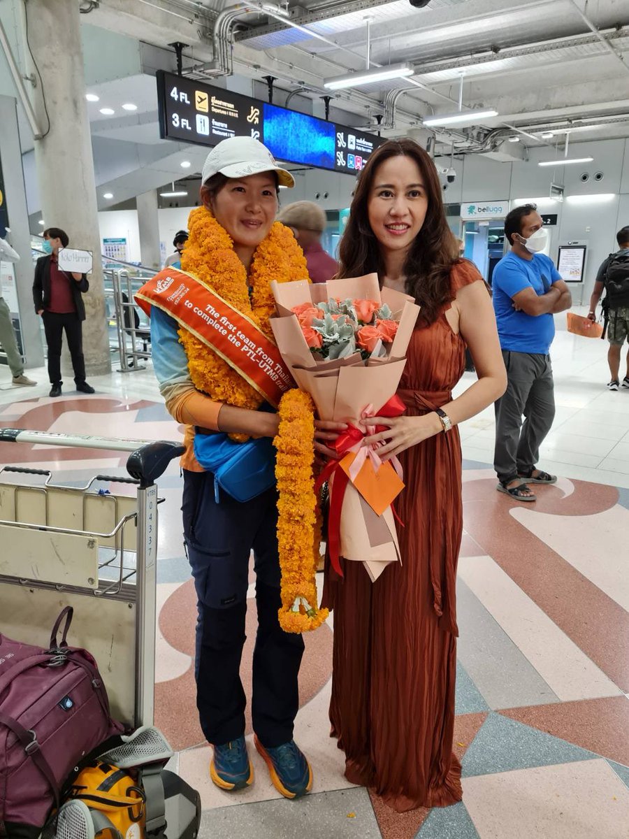 thanathorn101's tweet photo. ธนาธร - ซึง กลับไทยแล้ว! พบทีมต้อนรับสุดเซอร์ไพรส์ที่สนามบิน - ครอบครัว และแฟนคลับดักรอ ชูป้าย #ฟ้ารักพ่อ และ "my dad is superman" หลังเข้าเส้นชัยโปรแกรมวิ่งเทรล PTL-UTMB 2022 ที่ประเทศฝรั่งเศส
#ธนาธร #UTMB22 #ฟ้ารักพ่อ https://t.co/vYWNNYNEwt