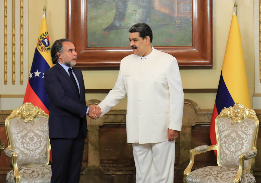 salainass's tweet photo. #InassInforma | Venezuela y Colombia se reencuentran y retoman relaciones diplomáticas en un apretón de manos que reivindica las banderas de unidad del Libertador Simón Bolívar. #NuevaEraBinacional #INASS #YoSoyINASS @NicolasMaduro @magally_vina @vmsfelicidad @ViceSocialT_ve https://t.co/qinOGPNjh9