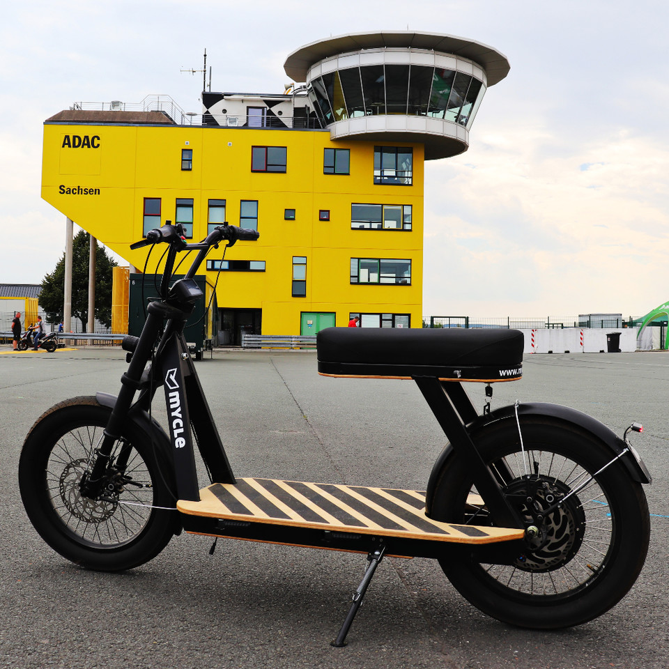myclebike's tweet photo. #flashback. Im Juli waren wir auf dem #Sachsenring unterwegs und haben uns zwischen mit unserem leisen, schnellen Moped zwischen die #Verbrenner gewagt. Mit Erfolg!
🌐 https://t.co/fqCZgfF6Qy
#moretocome #mycle #emobility #escooter #moped #startupbusiness #scooterlifestyle #fun https://t.co/B8OdsS86b2