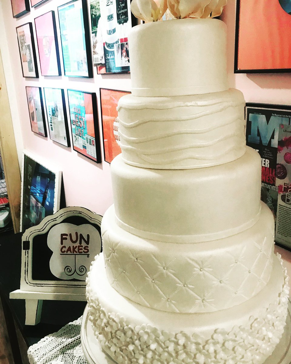 FunCakesRental's tweet photo. Heading out to CA , have a wonderful wedding !! #FunCakes #cakerental #weddings #barmithva #SWEET16 #birthday #fakecake https://t.co/nhHphNJHyp