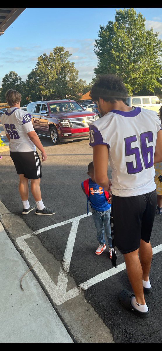 UCA_Football's tweet photo. We had another great morning serving in the community and opening doors at Ellen Smith Elementary!
#BearClawsUp #FearTheStripes https://t.co/jQCXW9MajY