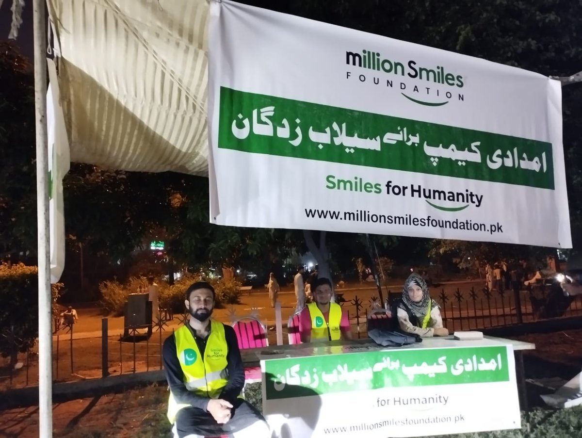 MSfoundationPK's tweet photo. یہ ہے حقیقی ویمن امپاورمنٹ۔ یہ ہیں پاکستان کی بیٹیاں جو اس مشکل گھڑی میں ان کھڑی ہوئیں۔ 

اُن سب ماؤں، بہنوں اور بیٹیوں کو سلام جو اپنے حصے کی قربانی دے رہی ہیں. پورے پاکستان میں ملین سماالز کے کمپز پر ریلف کا سامان اکھٹا کر رہی ہیں.

پاکستان زندہ باد!! https://t.co/bQ5qTokjTo