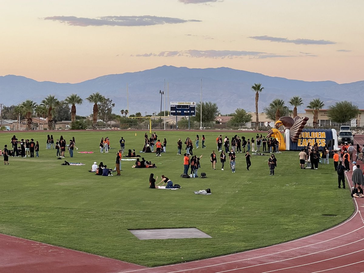 S_Pendergraph's tweet photo. #DHSHS Senior Sunrise ‘22-23 Having a Wonderful Wednesday Morning https://t.co/Y5ZUKw8Vd9