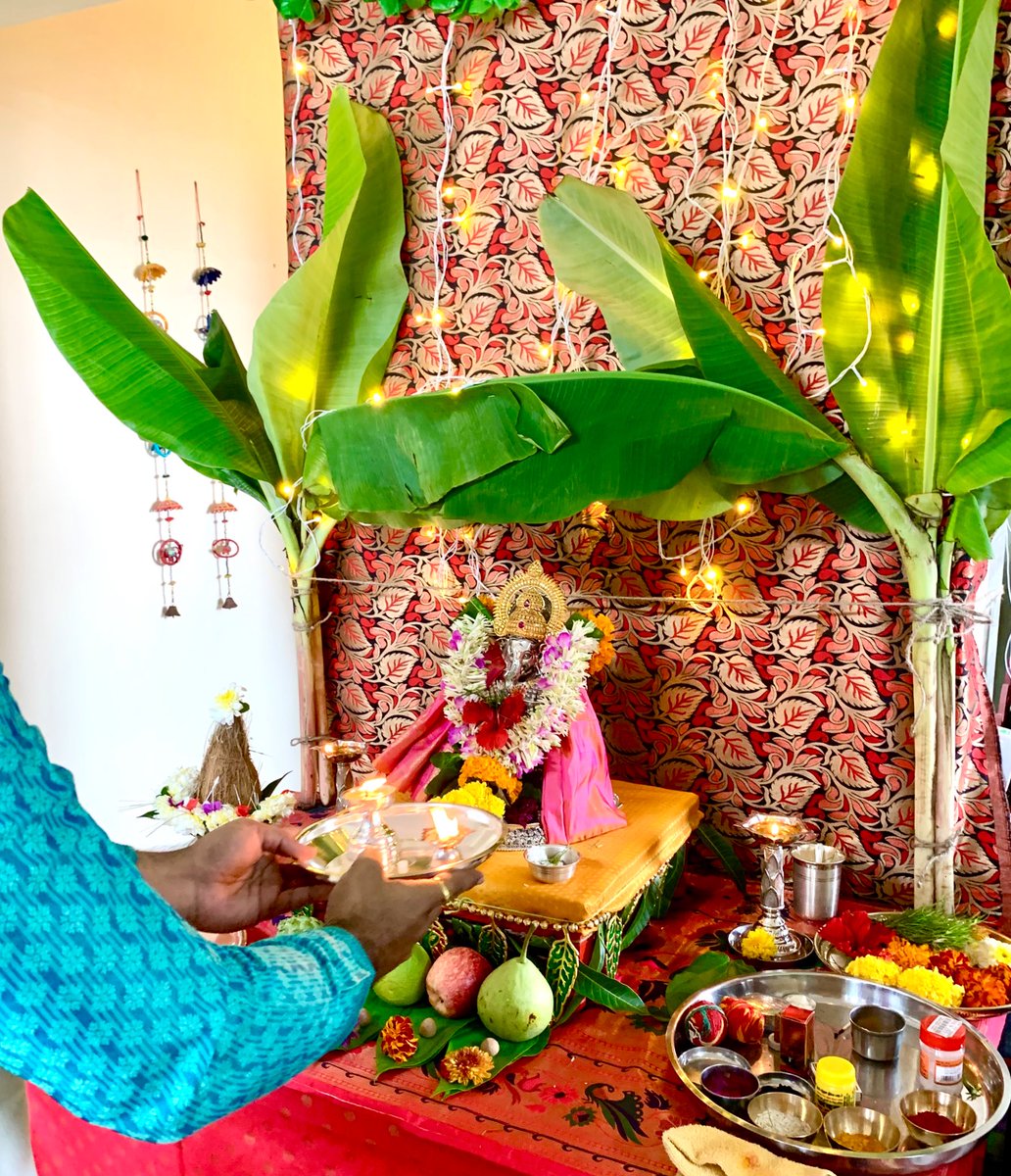 _AndCuriouser's tweet photo. Wishing everyone a luminous Ganesh Chaturthi 2022 🙏🏻🌺✨  #गणपती_बाप्पा_मोरया #गणेशोत्सव२०२२ #Parel #Ganapati https://t.co/TeOCQNkApq