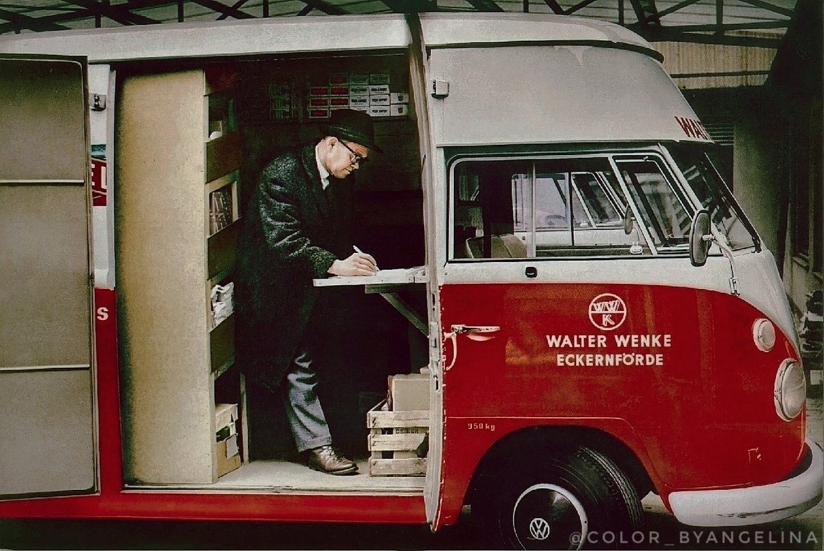 Angelina_retro's tweet photo. Another Volkswagen high roof in color. This time I had to work hard to discreetly remove the joint between the pages in the middle of the photo
#Volkswagen #highroof #hightop #colorized https://t.co/OullGDanfN