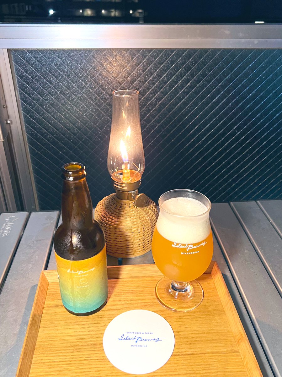 ayano_kimono's tweet photo. #宮古島 の #IslandBrewing で買ってきた #MangoIPA を専用グラスに注いで飲んでみた。美味🥰
#ベランダ晩酌 https://t.co/O8ElUWyGaz