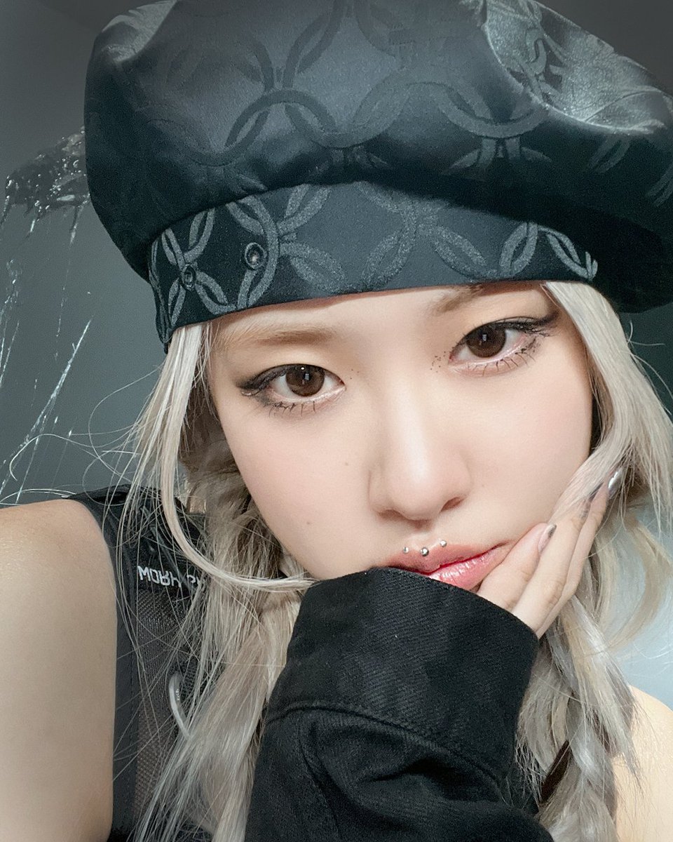 YouTube's tweet photo. don't wait another second!! upload your #PinkVenomChallenge for #ROSÉ!!! @BLACKPINK → https://t.co/fnDYSi0q6D https://t.co/LMUtJ6s1pu