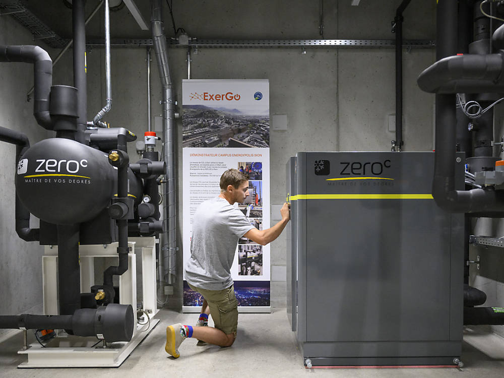 Innovaud's tweet photo. « La ville du futur se chauffera et se refroidira avec du CO2 » 🌍 #ExerGo déploie son réseau de chaleur &amp; froid au campus @EnergypolisVS et à la @hessovalais, et reçoit CHF 500k de la @FIT_fund 👉 https://t.co/vM1shXAUf7 et https://t.co/fBnPegpMKh #VDTech #SwissTech #cleantech https://t.co/4tfbBSp8EK
