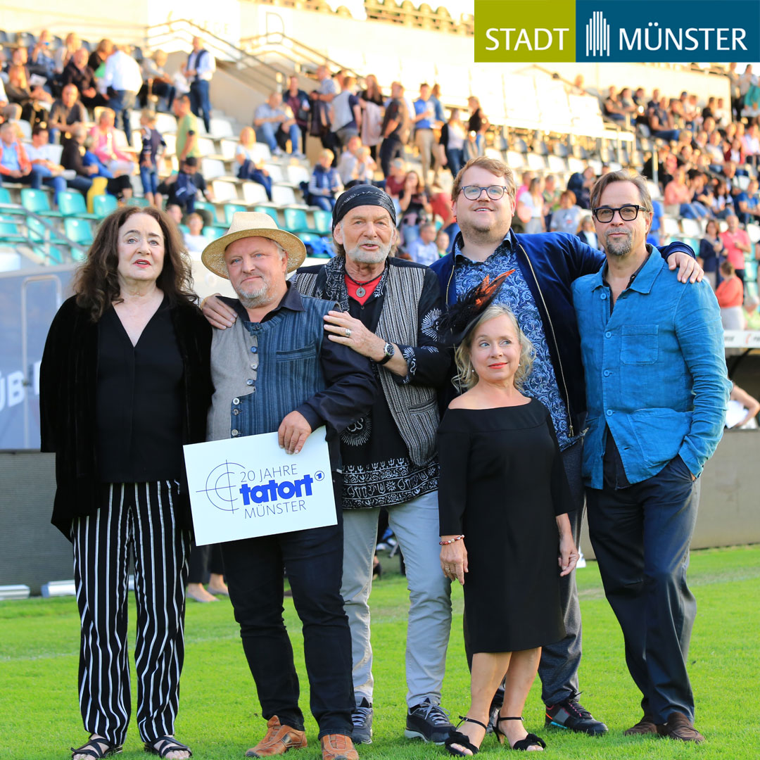 muenster_de's tweet photo. Gestern Abend wurden #20JahreTatortMünster gefeiert: Über 2.300 Zuschauerinnen und Zuschauer waren zur Premiere von „Ein Freund, ein guter Freund“ im Preußenstadion anwesend. Eine Bildergalerie gibt’s beim #FilmserviceMünsterLand:
➡️https://t.co/mwH4xlN1jY https://t.co/sYCQJmFGCL