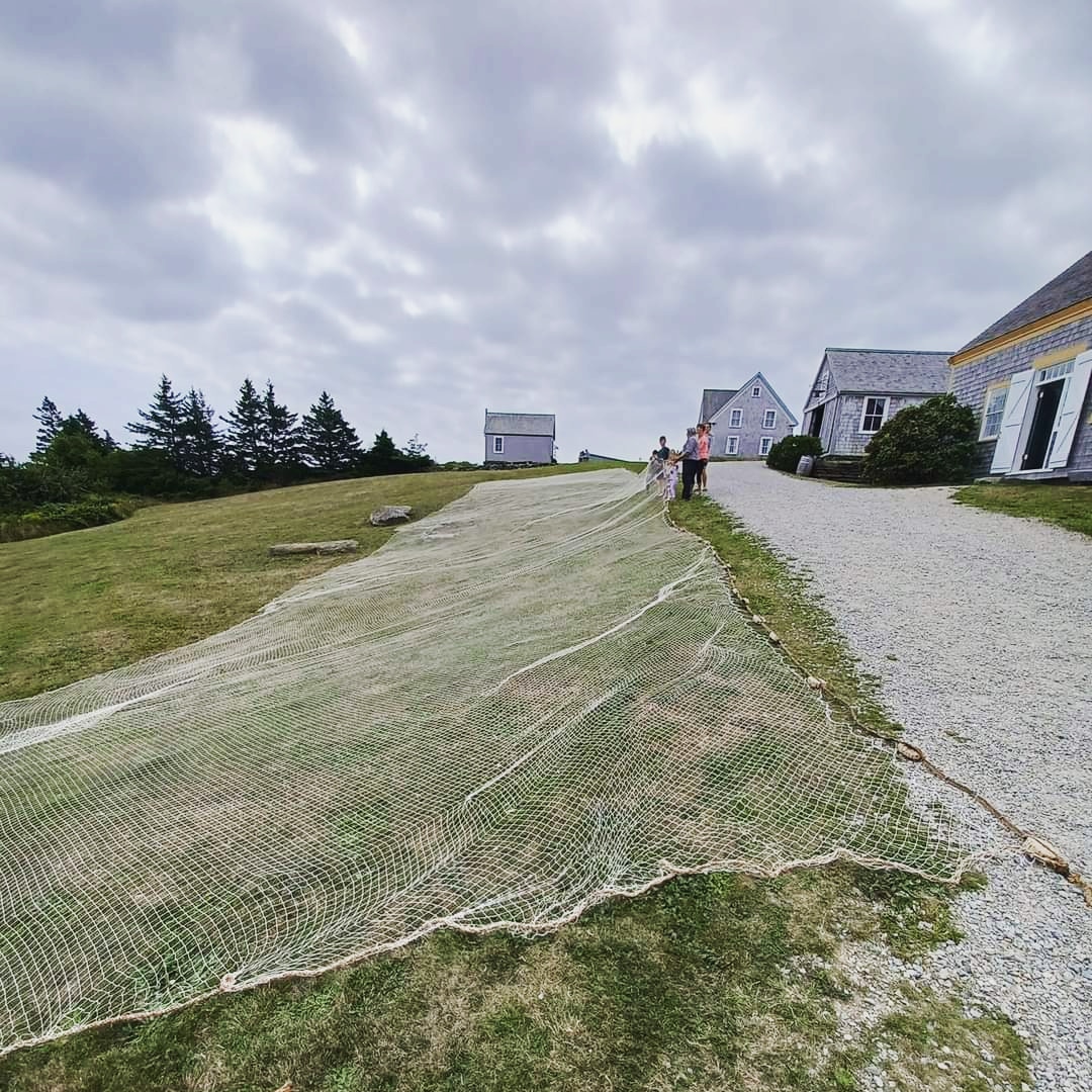 Olen (Shanty) a finalement fini son filet. 210 000 noeuds plus tard. 
-
Olen (Shanty) has finished his hand made net. 210 000 knots later.