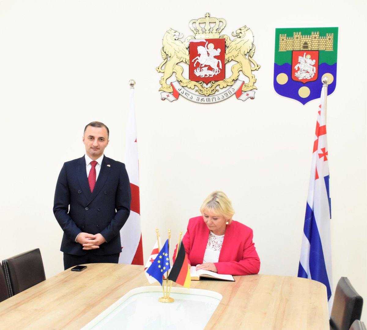davit_gabaidze's tweet photo. The visit of the official delegation of @Brandenburg_LT.
Discussed issues on deepening, promoting the existing cooperation &amp; planned to hold a conference of the regional parliaments organized by the Supreme Council, the legislative body of Lower Silesia &amp; @Branderburg_LT🇬🇪🇩🇪 https://t.co/NnkZirJNyG