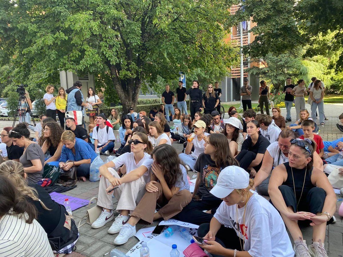KGSCenter's tweet photo. Shoqe e shokë, ne po e vazhdojmë protestën tonë ulun. Ne nuk do lëvizim prej këtu deri sa të na adresohen kërkesat tona. 

Ju ftojmë me na u bashku.Thirrni familjare, shoqe e shokë e hajdeni. Bashkë jemi më të forta/ë. ✊ https://t.co/ztVCwxHoch
