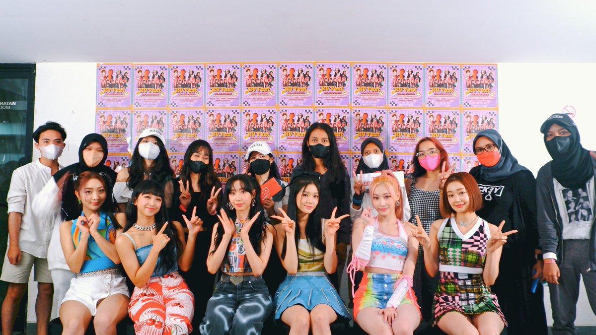 aling_shu89's tweet photo. Mana yang aku ya😂.
Bahagia bangat bisa foto bareng Idol ku,walaupun foto ramai2 tak masalah la🥰
@5ecretNumber https://t.co/1wQGnTdyBW