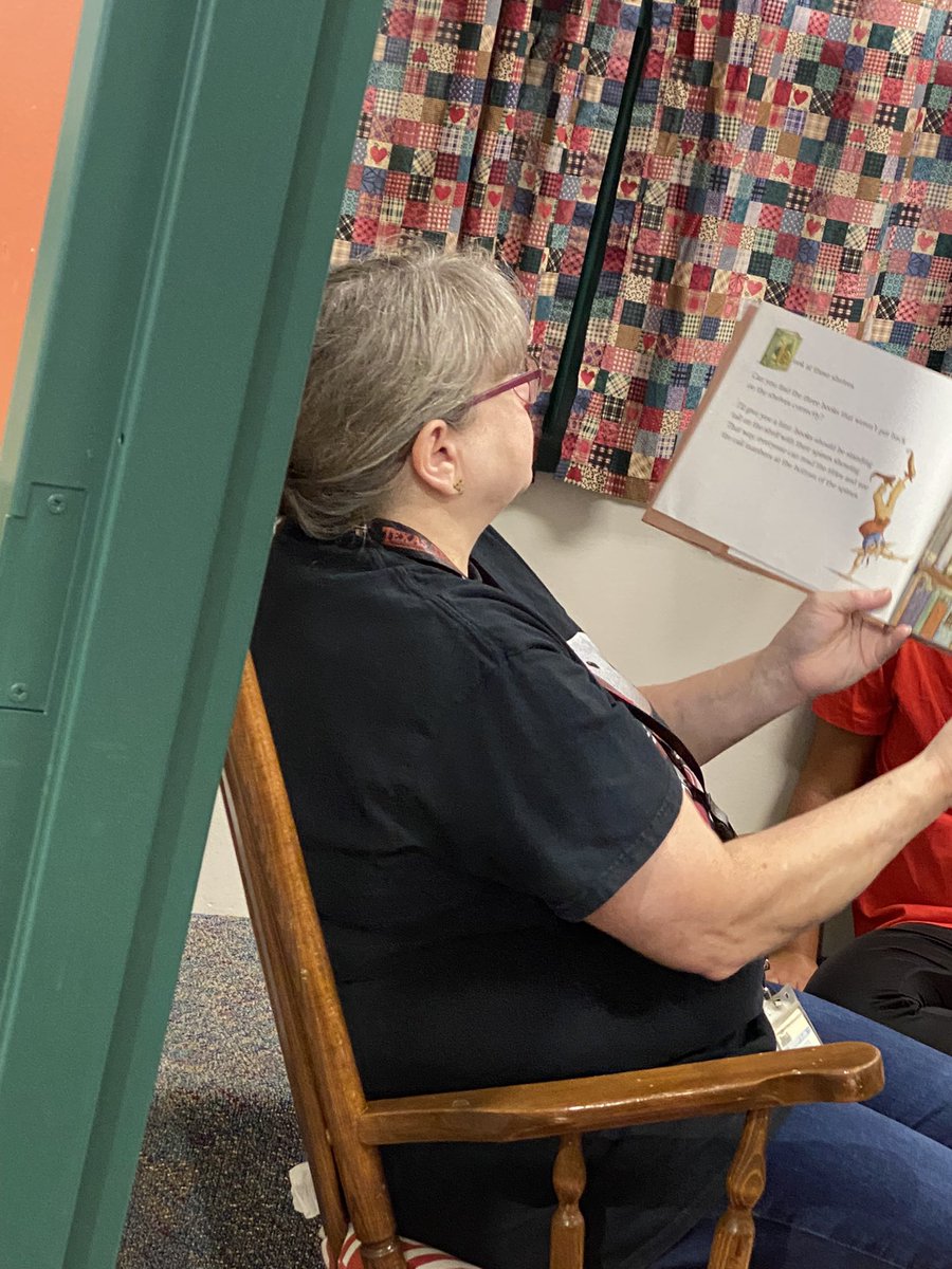 BISD_Libraries's tweet photo. A lesson on book care from #ShelfElf and Mrs. Mosley at the #BowenBobcatLibrary! @Bowen_Bobcats @BryanISD @BISD_ITech #WhatAreYouReading #ConnectCollaborateCelebrate https://t.co/uq8UaD9sZT