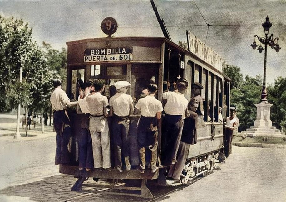 la2_tve's tweet photo. 🚋 La expresión ‘más chulo que un ocho’ para referirse a alguien muy arrogante, desenvuelto o presumido, tiene su origen en el número del tranvía que llevaba y traía a los chulapos y chulapas madrileños a la verbena. #SaberYGanar https://t.co/PPxfLMEBzw