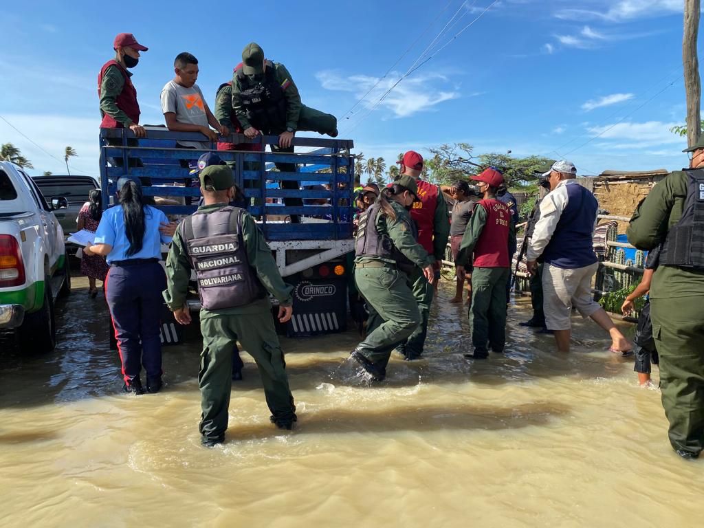 CAPVIEIRAG's tweet photo. 📌@GNB_Pueblo se
Efectuó Despliegue Social a las Comunidades Afectadas por  Lluvias de Nuestra Etnia Wayuu en el  Mcpio Guajira #EdoZulia.
Cumpliendo instrucciones del M/G @GNBCmdtGral y bajo los lineamientos @gdLockibynayade, 
#31Ago #NuevaEraBinacional
#SomosGNBGarantíaDePaz https://t.co/dTdBIblNd7