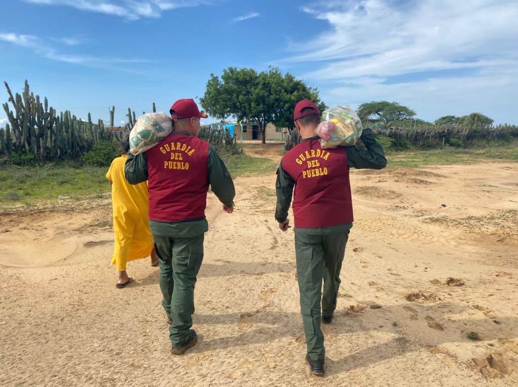 CAPVIEIRAG's tweet photo. 📌@GNB_Pueblo se
Efectuó Despliegue Social a las Comunidades Afectadas por  Lluvias de Nuestra Etnia Wayuu en el  Mcpio Guajira #EdoZulia.
Cumpliendo instrucciones del M/G @GNBCmdtGral y bajo los lineamientos @gdLockibynayade, 
#31Ago #NuevaEraBinacional
#SomosGNBGarantíaDePaz https://t.co/dTdBIblNd7