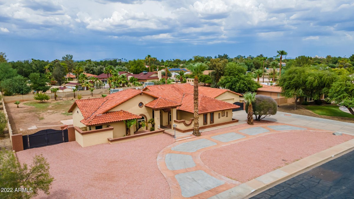 Charming 3 BD/ 2 BA in Glendale has a lot to offer. Call/text/DM me for info.  cpix.me/l/152146777