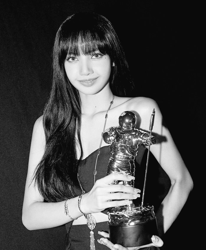 lalisasnaps's tweet photo. lisa with her moonman trophy https://t.co/VxqJHzenvW