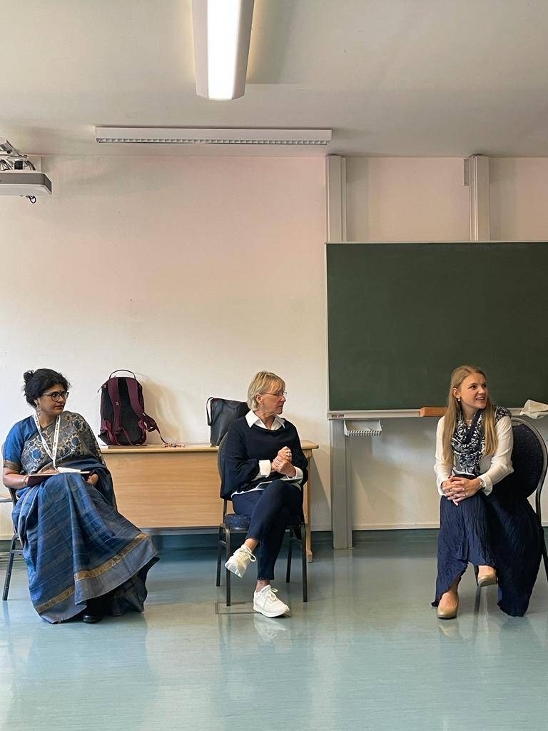 swatipash's tweet photo. Inspirerande föredrag av @margotwallstrom om nyanserna i feministisk utrikespolitik. Solida råd om att läsa mer, lära sig språk, vara snäll, modig och tålmodig. @DWornig #Alpbach #EFA22 @forumalpbach #FeministForeignPolicy #Sweden #Feminism #diplomacy #WomenLeaders #Ideas https://t.co/aPPopmxZ8h