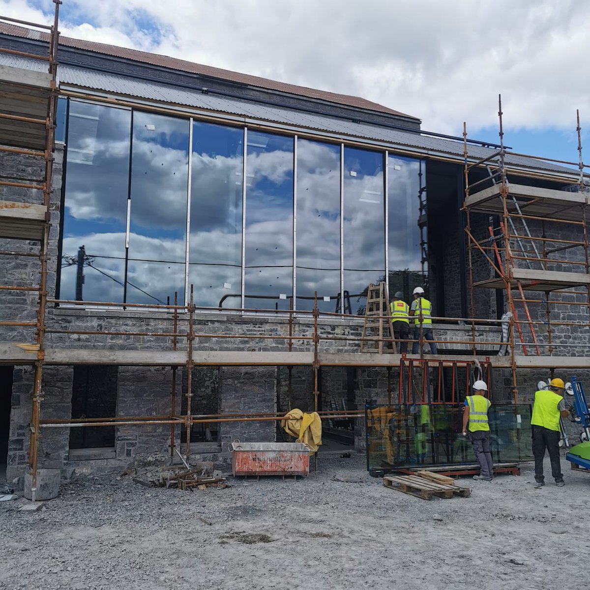 ahascraghspirit's tweet photo. Exciting progress today as we install the Still House window. In a few weeks time our three copper pot stills will sit proudly behind this glass, over looking the village.
#AhascraghDistillery #WestofIreland #IrishWhiskey #copperpots #OldBuildings #FamilyBond https://t.co/UTdkYoIvKf
