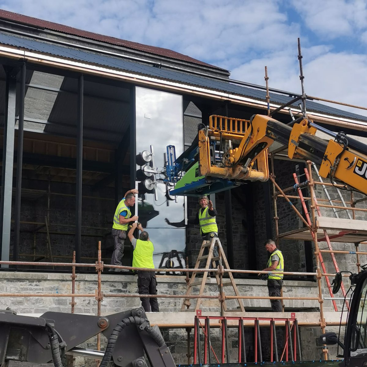 ahascraghspirit's tweet photo. Exciting progress today as we install the Still House window. In a few weeks time our three copper pot stills will sit proudly behind this glass, over looking the village.
#AhascraghDistillery #WestofIreland #IrishWhiskey #copperpots #OldBuildings #FamilyBond https://t.co/UTdkYoIvKf