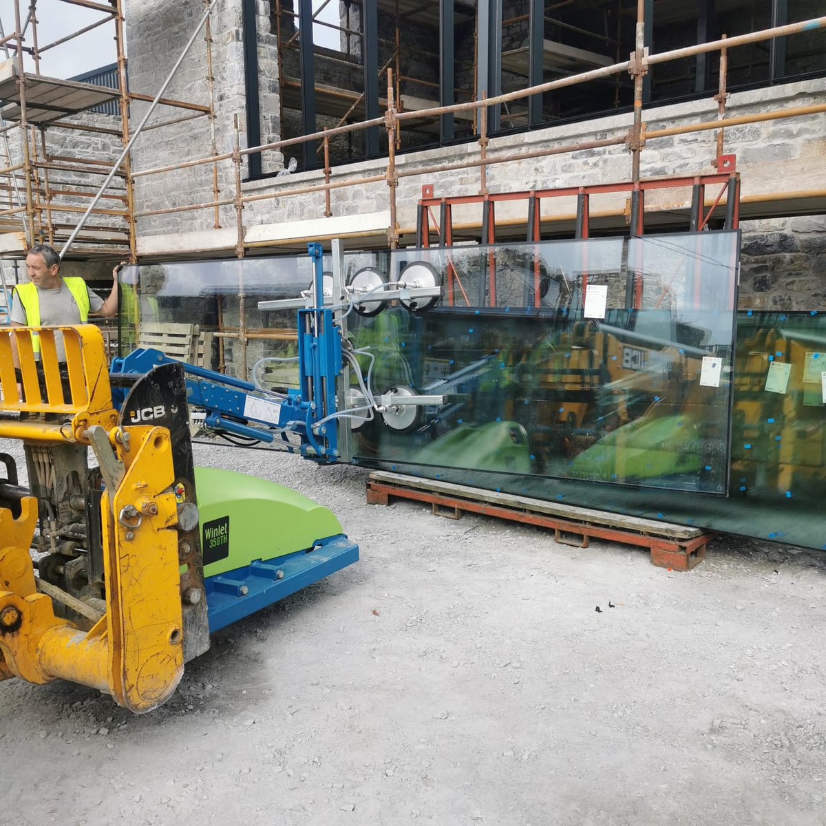 ahascraghspirit's tweet photo. Exciting progress today as we install the Still House window. In a few weeks time our three copper pot stills will sit proudly behind this glass, over looking the village.
#AhascraghDistillery #WestofIreland #IrishWhiskey #copperpots #OldBuildings #FamilyBond https://t.co/UTdkYoIvKf
