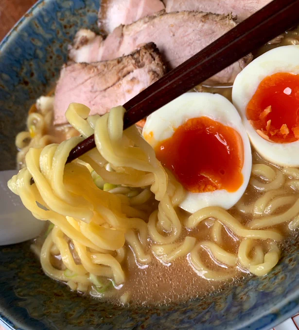 娘と旦那が別のもの食べると言い出し、絶好のソロ・ラーメン・チャンス到来!!ぐわわ!なにこれ!7分も茹でるから何事かと思ったら、もっちもちで激うまッMEN!麺神すげーーーー!!!!!折れた翼(中2語彙)と傷ついた魂(ハート)にグッと染みる旨さだわ…(感涙)。美食愛ビーナス降臨!!!#葉キッチン 