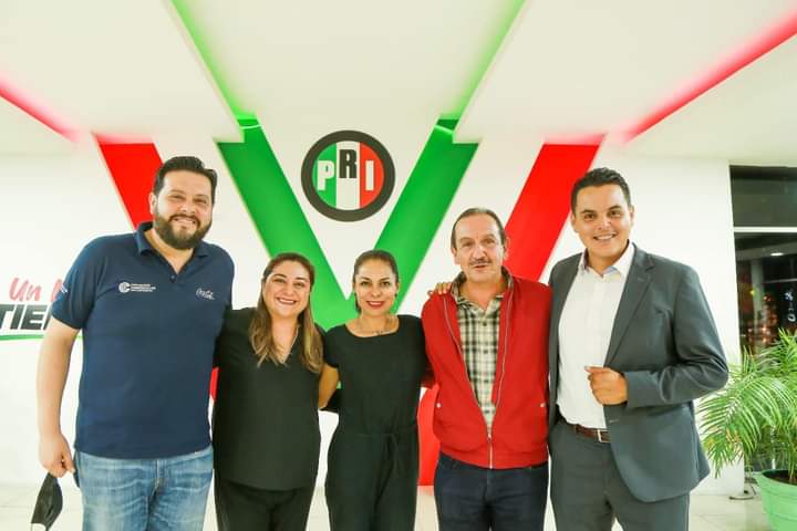 tonomorales_7's tweet photo. Amigas y amigos
Con mucha alegría les comparto que hemos elegido a la @drahuizar como la coordinadora de la fracción de regidores del PRI de Durango capital. 
Como siempre lo hemos dicho, el empoderamiento de la mujer será fundamental en la agenda de este nuevo gobierno!! https://t.co/571cfHHJRP